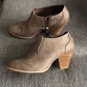 NWOT ankle boots